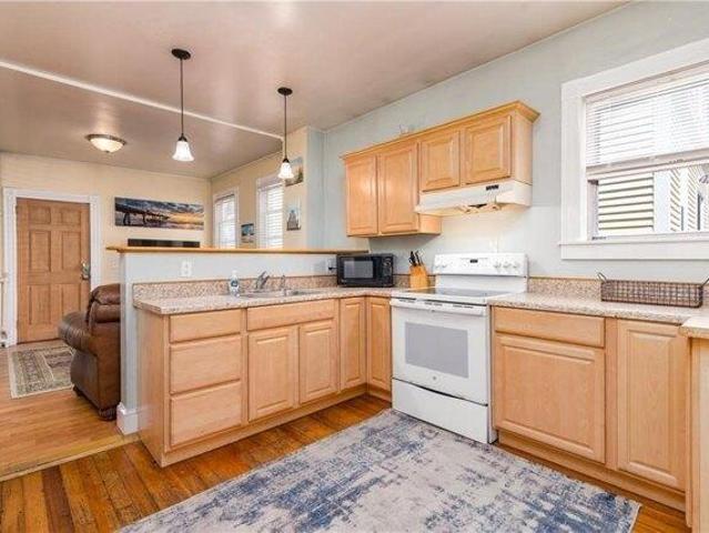 house with 8 bedroom, Newport RI ES105400309