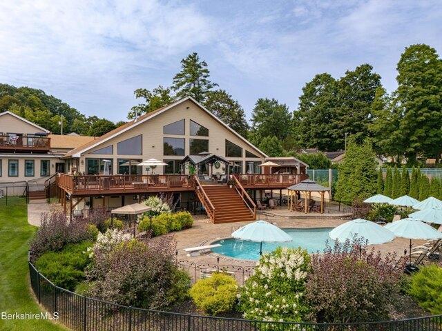 house with 8 bedroom, Pittsfield MA ES105258761
