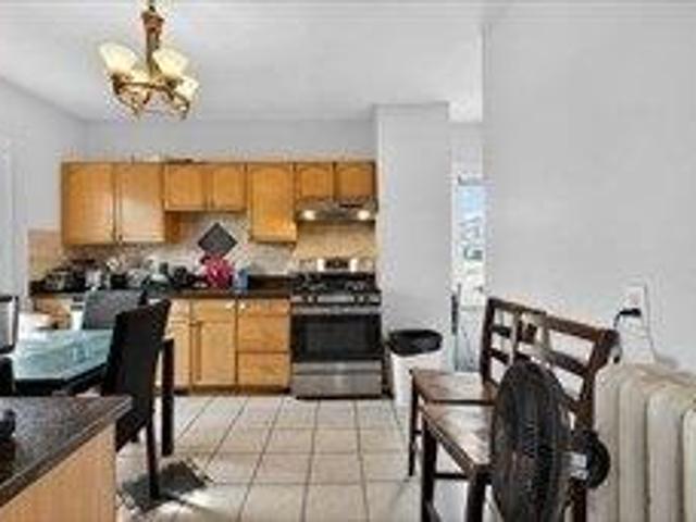 house with 8 bedroom, Revere MA ES105403444