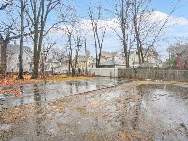 house with 8 bedroom, Springfield MA ES105387507