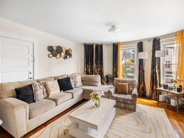 house with 9 bedroom, Worcester MA ES104443415