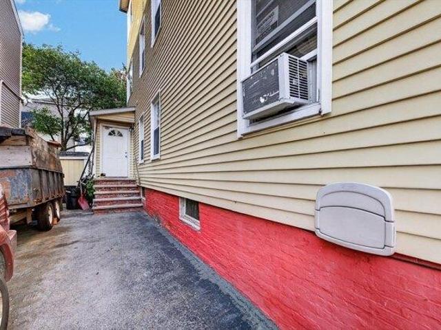 house with 9 bedroom, Worcester MA ES105341371