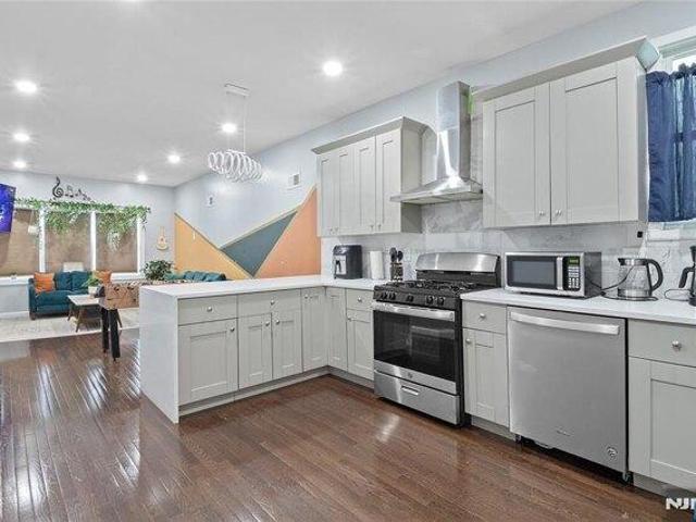 house with 9 bedroom, Bayonne NJ ES105424301