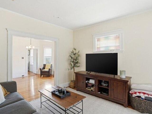 house with 9 bedroom, Medford MA ES105591688
