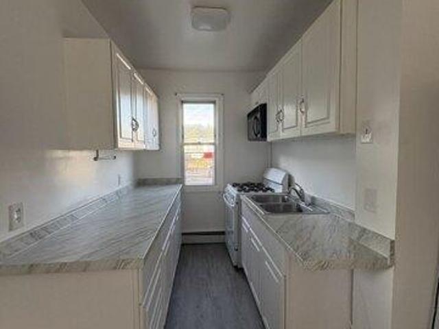 house with 9 bedroom, New Britain CT ES105516009