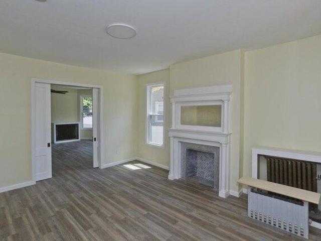 house with 9 bedroom, Springfield MA ES105439337