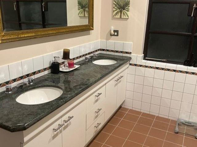 House Accommodation Private Room with Private Sitting Room and Spacious Communal Bathroom