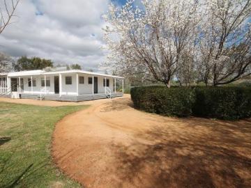 Immaculate 3 Bedroom Home. On 27,000 square metres, with a beautiful view