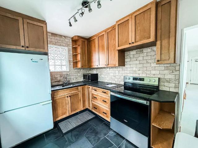 House and yard with additional heated building, yard, near SAIT & UofC — 3 Bedrooms House
