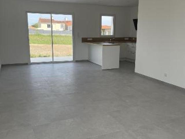 House at 44 Pont Saint Martin, PONT ST MARTIN, 44860, France