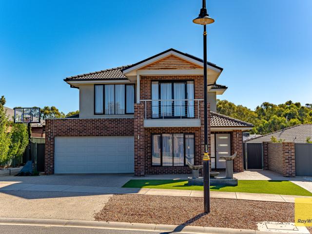 house at 6 Roxburgh Crescent, Junortoun, VIC 3551