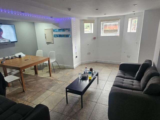 house at 11 Headingley Avenue, Headingley, Leeds LS6 3ER, United Kingdom