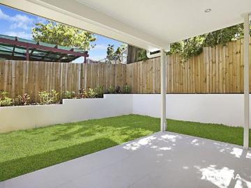 house at 2/133 Grosvenor Street, Morningside, Australia