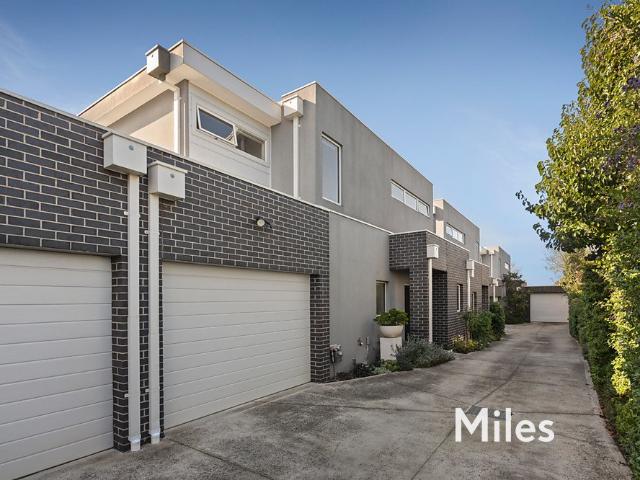 house at 2/140 Porter Road, Heidelberg Heights