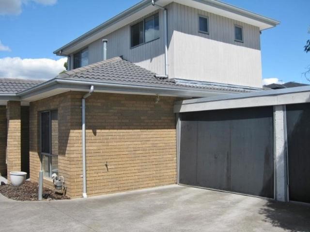 house at 2/14 Kokoda Street, Heidelberg West