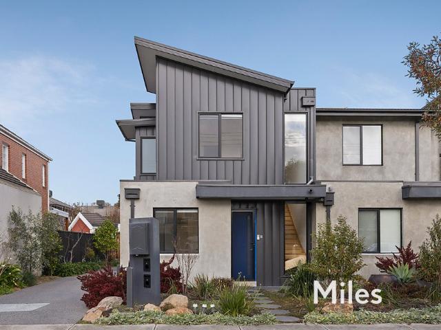 house at 2/240 Rossmoyne Street, Thornbury