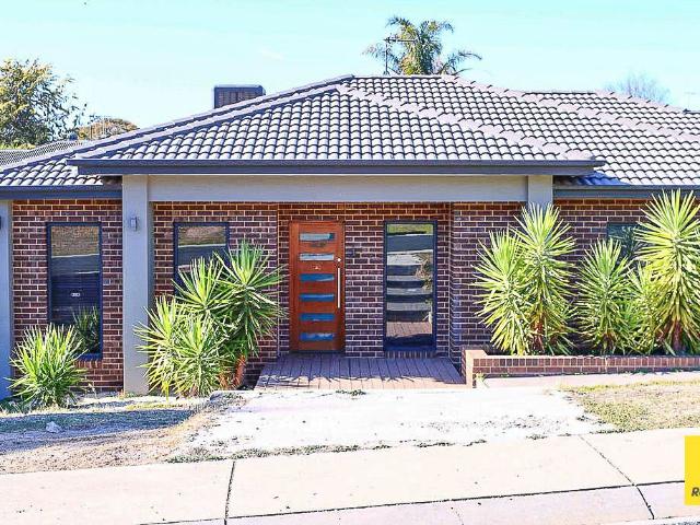house at 27 Duke Street, Kangaroo Flat, VIC 3555