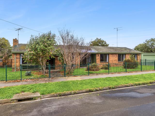 house at 2 Oberon Drive, Belmont VIC 3216, Australia