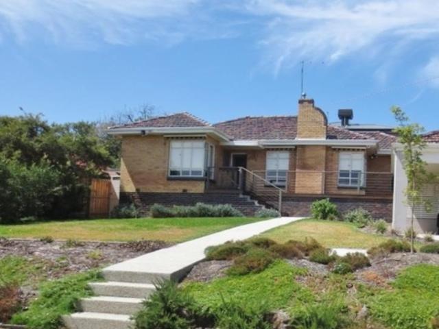house at 2 Carisbrook Crescent, Lower Plenty