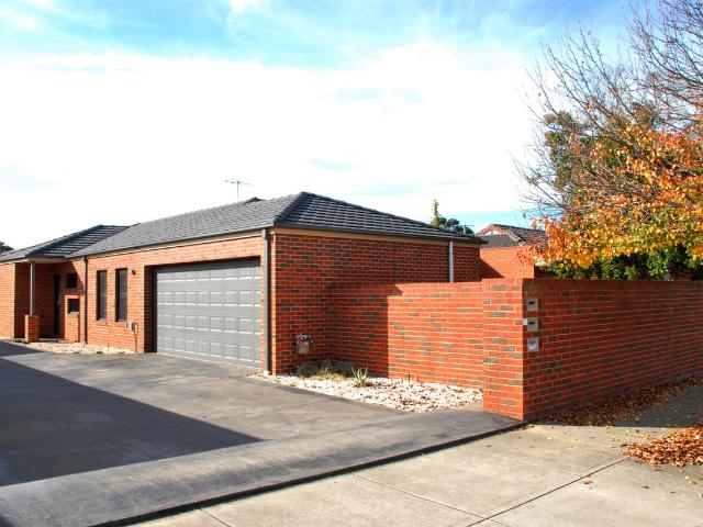 house at 2 / 27 Middleton Street, SHEPPARTON VIC 3630, Australia