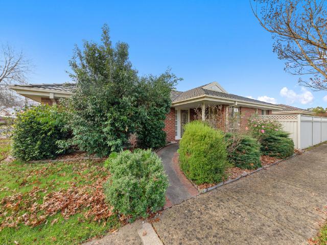 house at 33 Oaklands Way, Pakenham VIC 3810, Australia