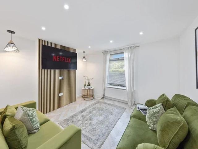 Apartment at Worlds End Lane, Greater London