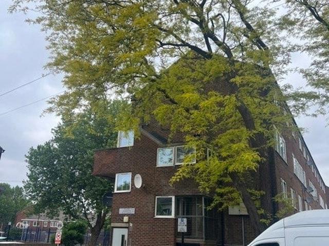Apartment at Gainsborough Avenue, Greater London