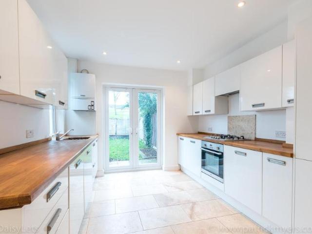 House at Ivydale Road, Greater London