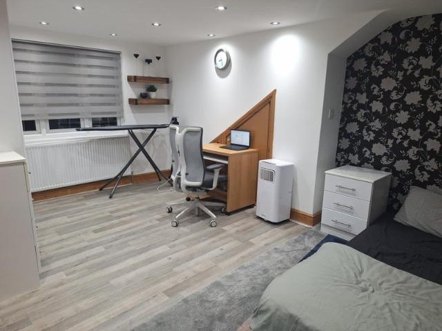 Apartment at Meadway, Greater London