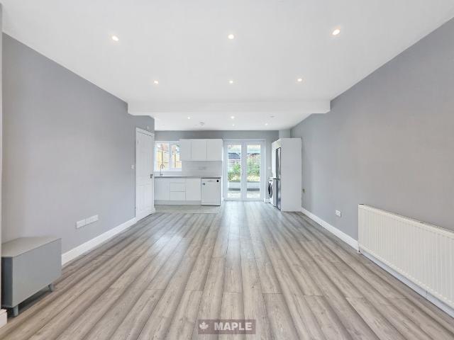 House at Muirfield Road, Three Rivers