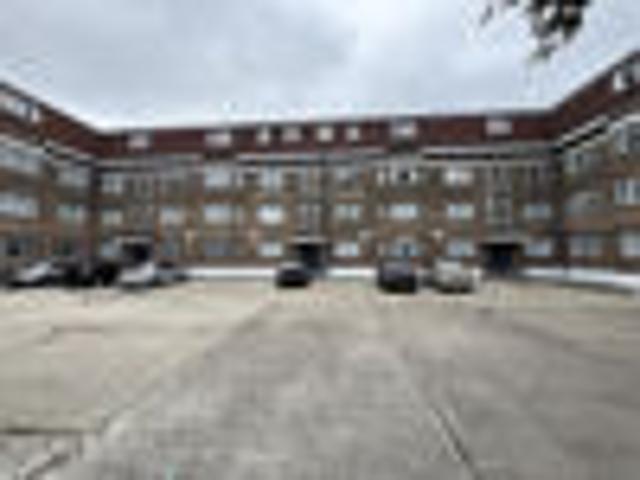House at Queen's Avenue, Greater London