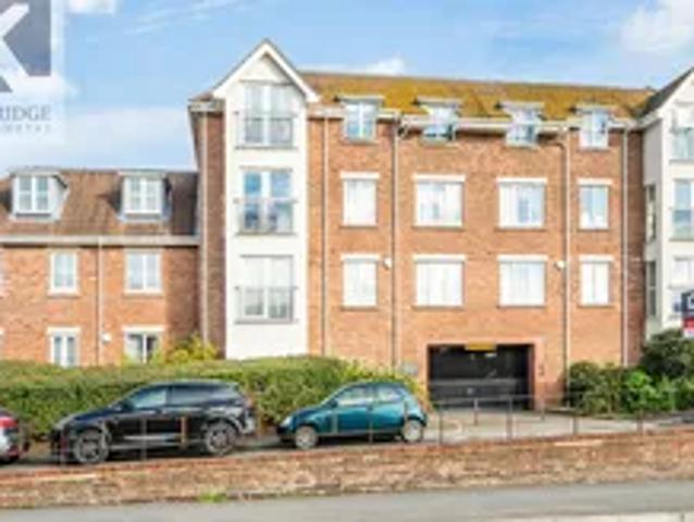 Apartment at Stoneleigh Park Road, Epsom and Ewell