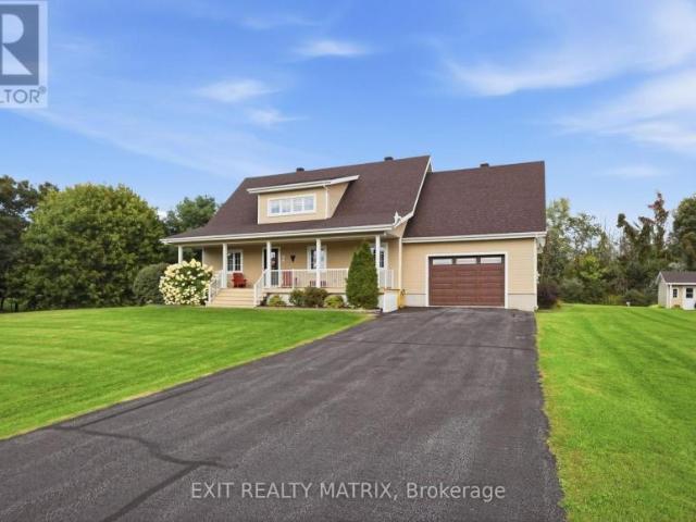 House Champlain ON 105394718