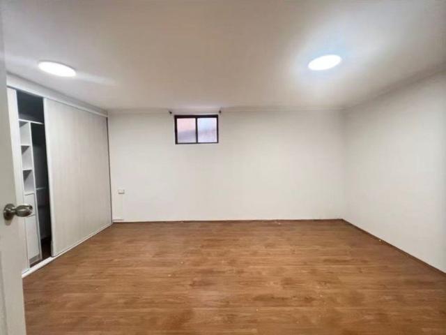House downstairs for Rent, walk to Kent Road Primary