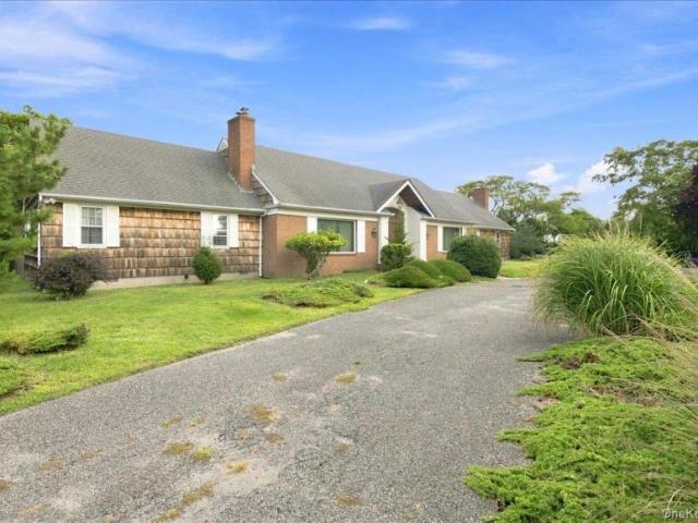 house East Islip NY DS105249233