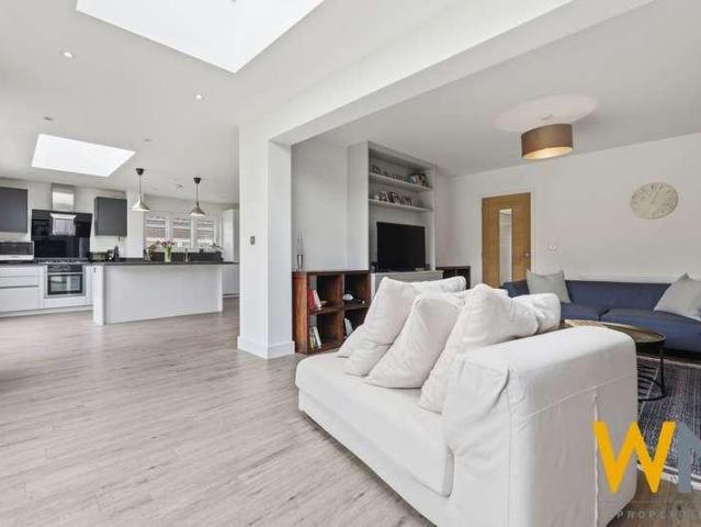 4 bed house for sale