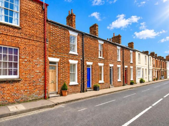2 bedroom terraced house for sale
