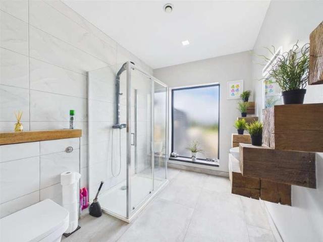 6 bed house for sale