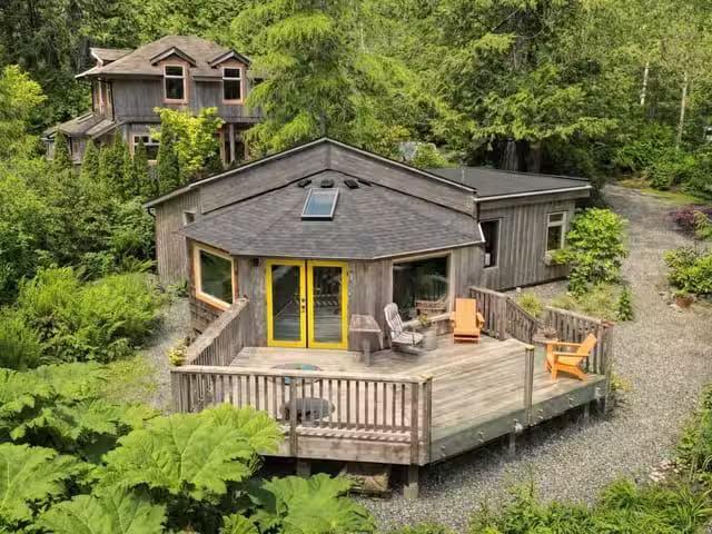 House for sale in Tofino, 1076 Pacific Rim Hwy, 1025585
