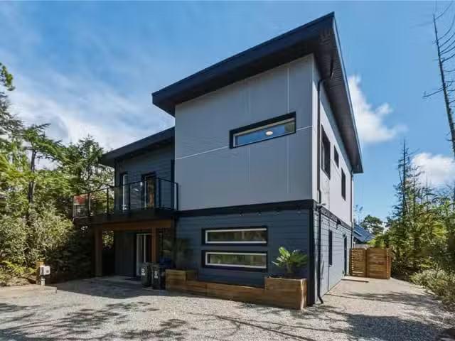 House for sale in Ucluelet, 823 Lorne White Pl, 1027806