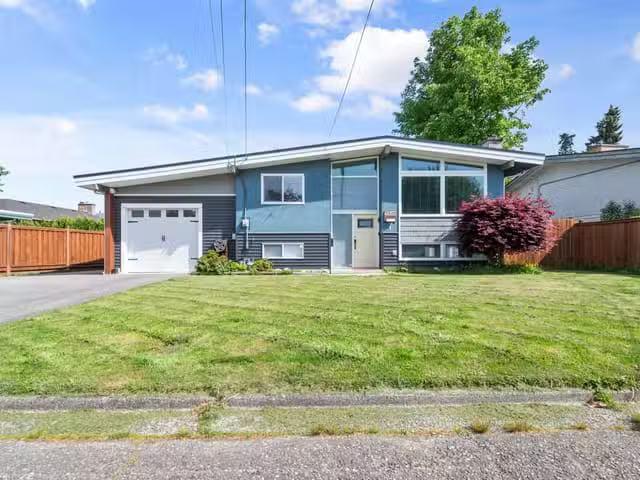 House for sale in Chilliwack, Chilliwack, 46155 Larch Avenue.