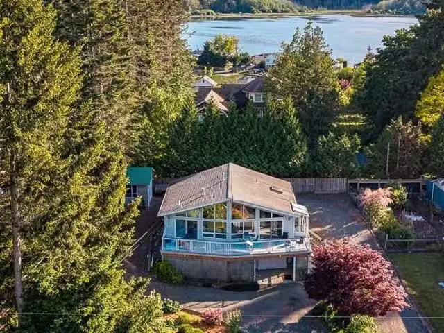House for sale in Fanny Bay, 7627 Ships Point Rd, 1037225