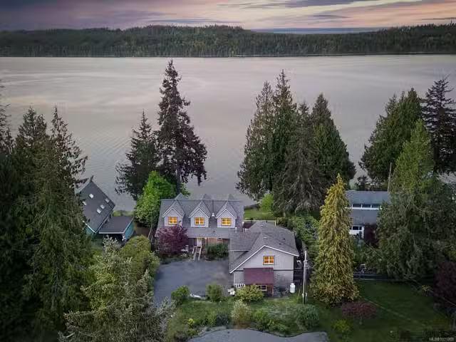 House for sale in Fanny Bay, 7820 Ships Point Rd, 1031908