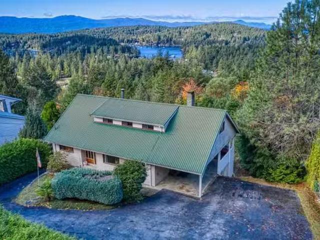 House for sale in Madeira Park, Sunshine Coast, 12873 Dogwood.