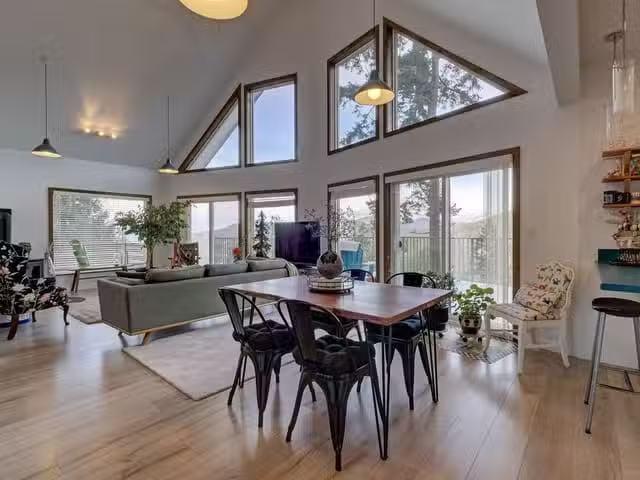 House for sale in Madeira Park, Sunshine Coast, 5280 Cecil Hil.