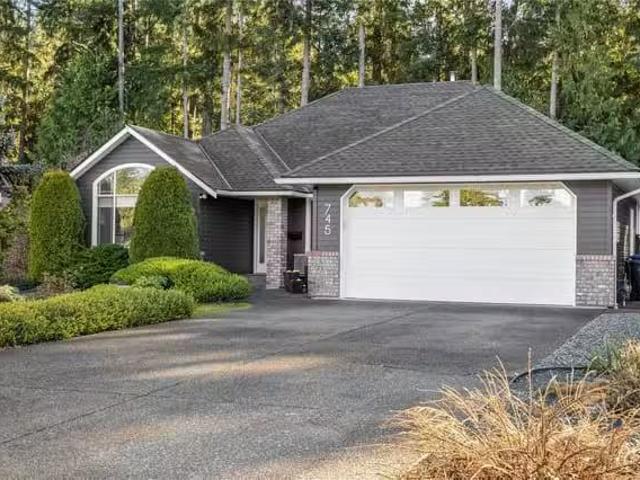 House for sale in Qualicum Beach, 745 Redwood Dr, 1027083