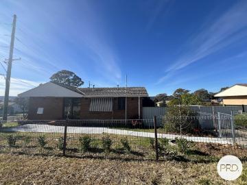 house for rent at 92 Southbar Road, Karabar NSW 2620, Australia