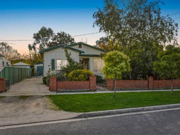 house for rent at 129 Stornaway Road, Queanbeyan NSW 2620, Australia