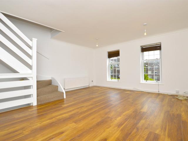 house for rent at Furze Close, Redhill, Surrey, RH1, UK