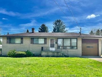 house for rent in 921 Kennedy Drive Windsor, Ontario
